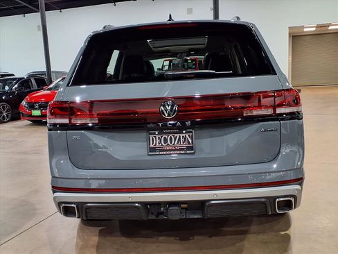 Used 2024 Volkswagen Atlas Peak Edition SE image 5