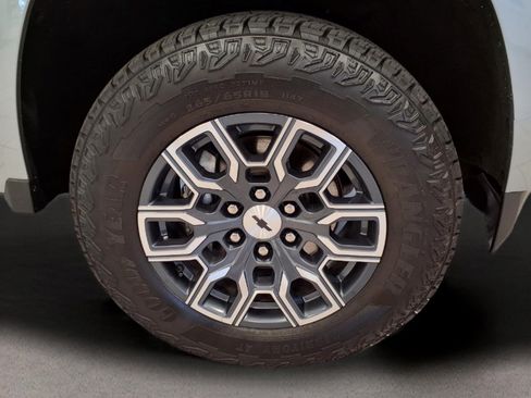 Used 2025 Chevrolet Colorado Z71 AWD/4WD image 8