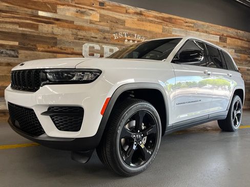 Used 2024 Jeep Grand Cherokee Altitude AWD/4WD image 15