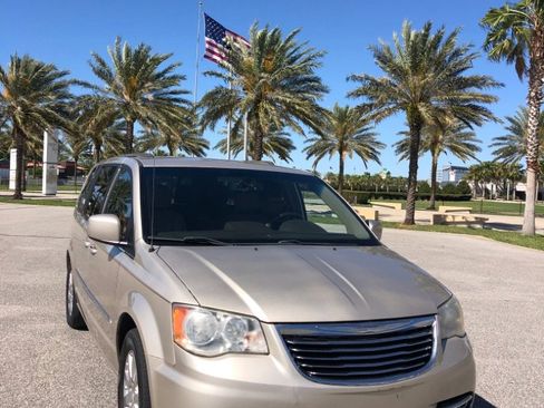 Used 2014 Chrysler Town & Country Touring image 6