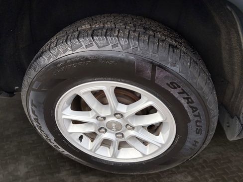 Used 2019 Jeep Grand Cherokee Laredo image 38