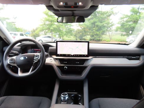 Used 2025 Ford Explorer Active AWD/4WD image 19