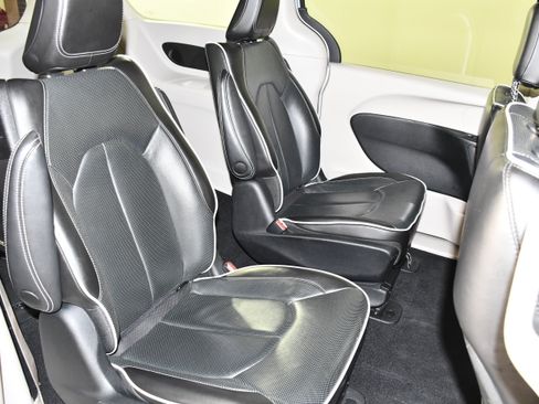 Used 2023 Chrysler Pacifica Limited FWD image 44