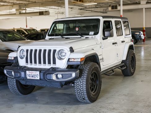 Used 2018 Jeep Wrangler Unlimited Sahara image 2
