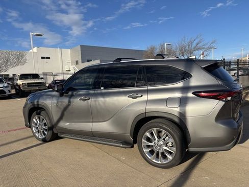 Certified 2025 Toyota Highlander Limited image 8