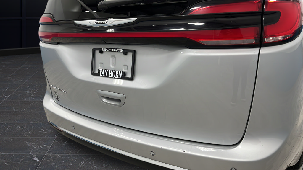Used 2024 Chrysler Pacifica Touring-L FWD image 37