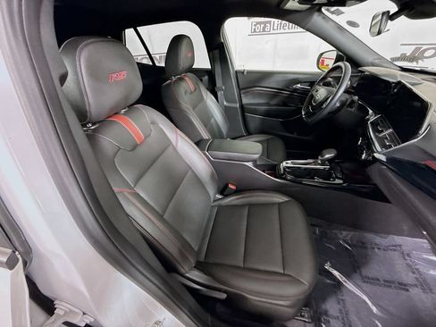 Used 2024 Chevrolet Trax RS w/ Sunroof Package FWD image 29