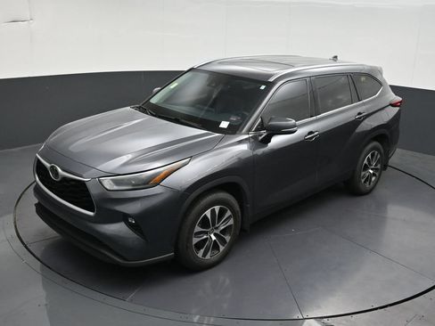 Used 2021 Toyota Highlander XLE AWD/4WD image 15