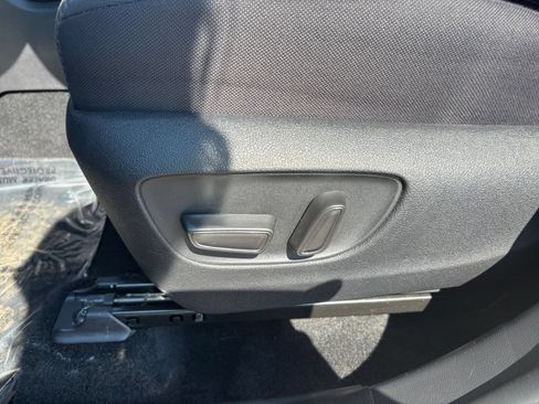 Used 2025 Toyota Highlander LE FWD image 22