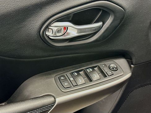 Used 2019 Jeep Cherokee Latitude w/ Popular Appearance Group AWD/4WD image 15