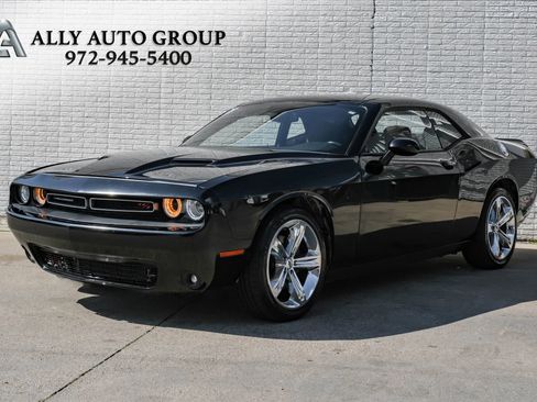 Used 2018 Dodge Challenger R/T RWD image 1