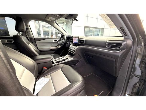 Used 2022 Ford Explorer XLT w/ Equipment Group 202A image 7