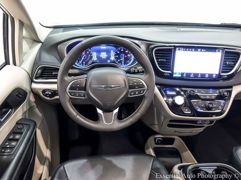 Used 2024 Chrysler Pacifica Touring-L FWD image 18