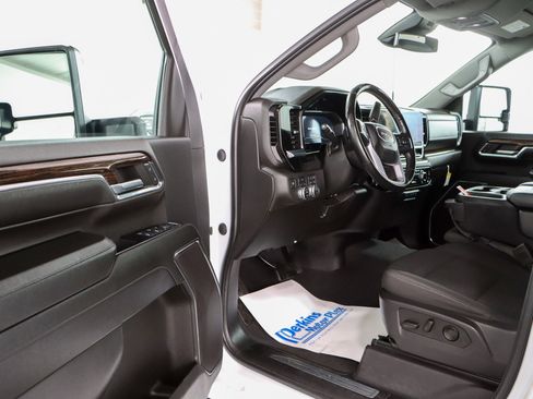 Used 2024 GMC Sierra 2500 SLE image 3