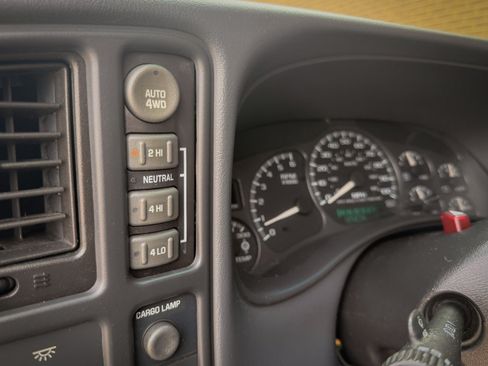 Used 2002 Chevrolet Avalanche 2500 AWD/4WD image 22
