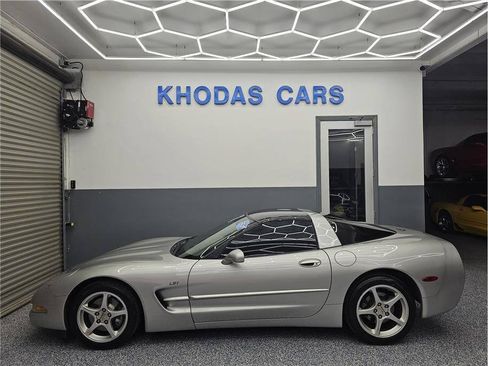 Used 2004 Chevrolet Corvette Coupe w/ Preferred Equipment Group RWD image 1