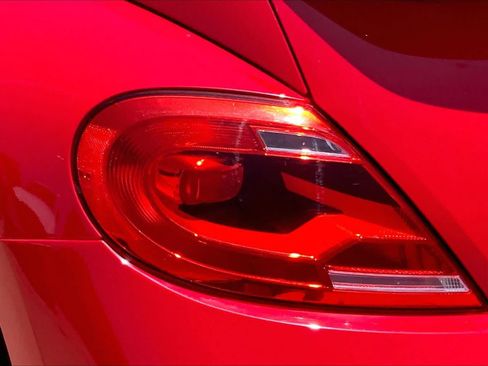 Used 2012 Volkswagen Beetle 2.0T FWD image 23