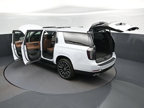 New 2026 Chevrolet Suburban High Country AWD/4WD image 2