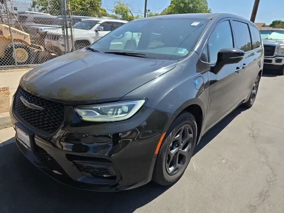 Used 2023 Chrysler Pacifica Limited w/ Uconnect Theater Family Group FWD image 2