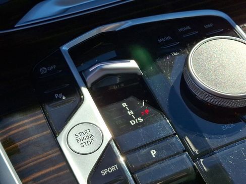 Used 2025 BMW X7 xDrive40i w/ Premium Package image 16