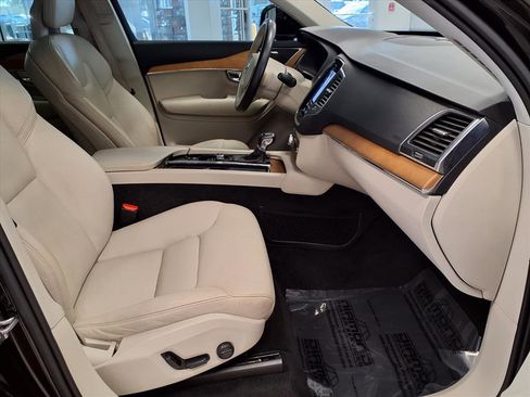 Used 2021 Volvo XC90 T6 Momentum w/ Climate Package image 10