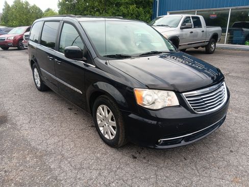 Used 2014 Chrysler Town & Country Touring FWD image 7