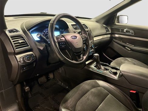 Used 2018 Ford Explorer XLT w/ Equipment Group 202A image 9