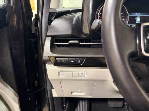 Used 2023 Kia Carnival EX FWD image 37