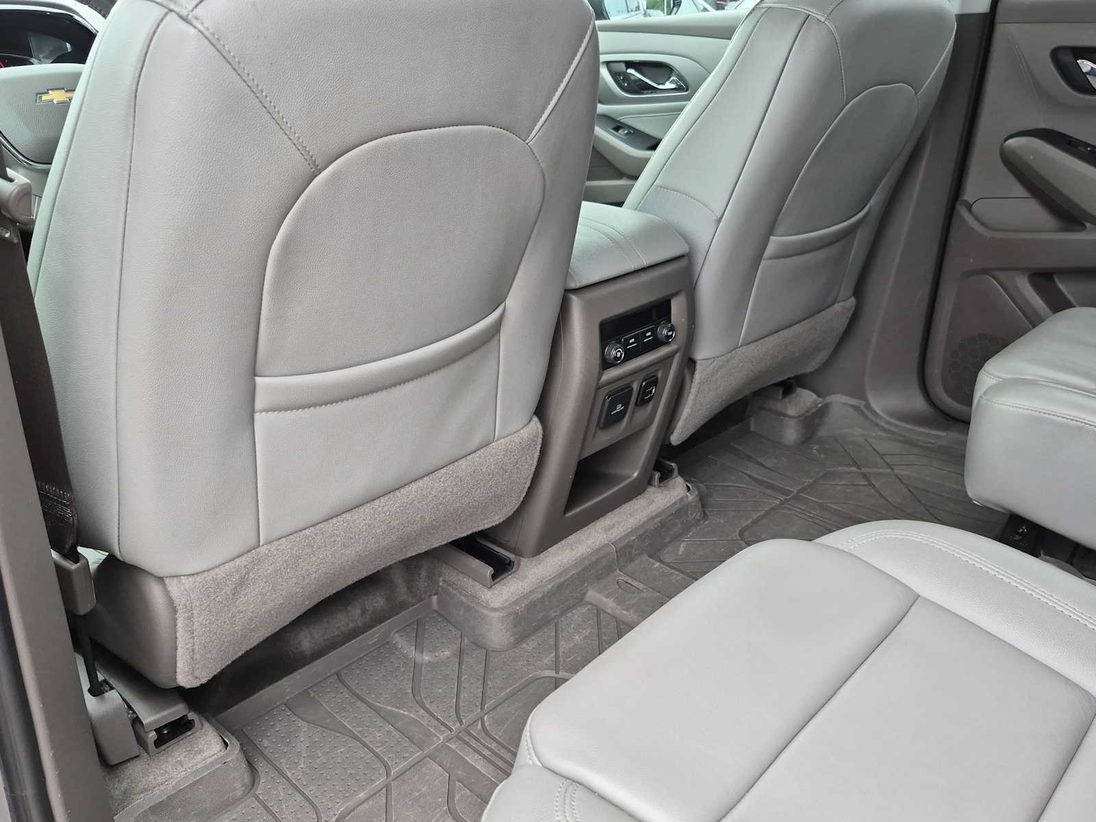 Used 2018 Chevrolet Traverse LT w/ LPO, Floor Liner Package FWD image 18