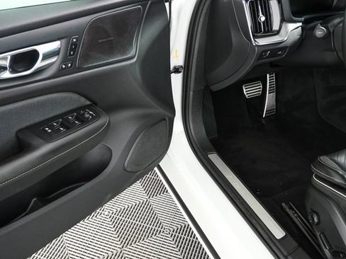 Used 2019 Volvo S60 T6 R-Design image 8