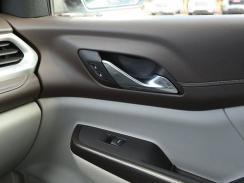 Used 2023 GMC Acadia SLT image 26