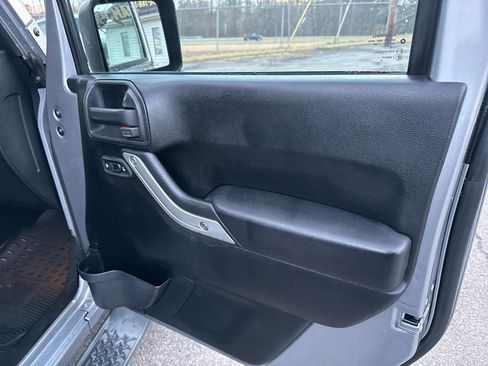 Used 2015 Jeep Wrangler Unlimited Sahara w/ Connectivity Group image 18