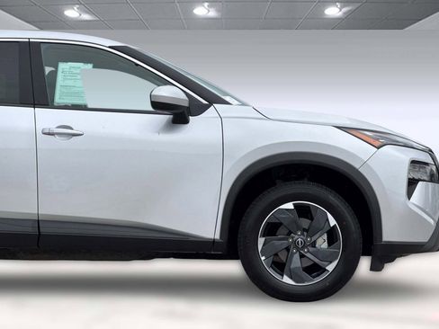 Used 2025 Nissan Rogue SV AWD/4WD image 34
