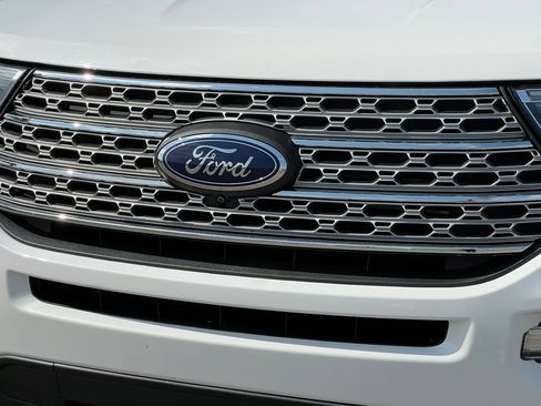 Used 2021 Ford Explorer Limited w/ Equipment Group 301A AWD/4WD image 42