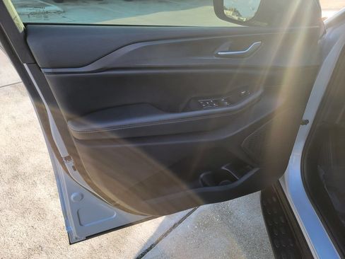 Used 2023 Jeep Grand Cherokee Altitude RWD image 10