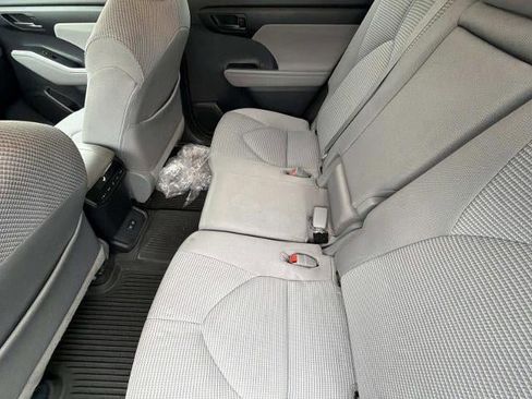Used 2021 Toyota Highlander L image 31