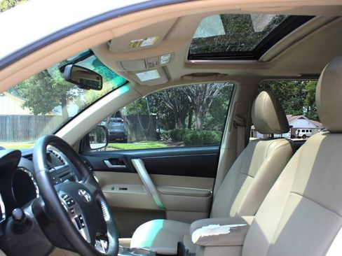 Used 2012 Toyota Highlander SE FWD image 10