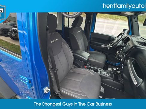 Used 2015 Jeep Wrangler Unlimited Rubicon w/ Connectivity Group image 43