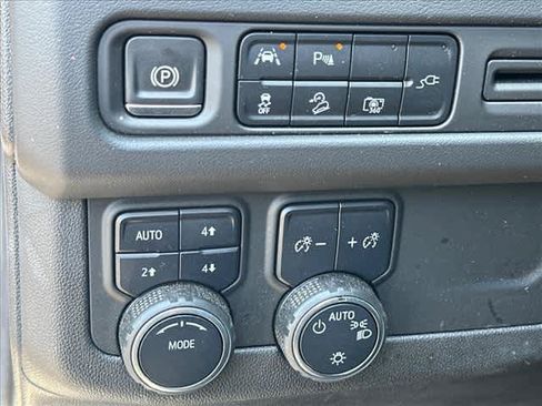 Used 2022 Chevrolet Tahoe Z71 w/ Luxury Package AWD/4WD image 22
