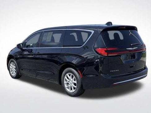 Used 2025 Chrysler Pacifica Select FWD image 8