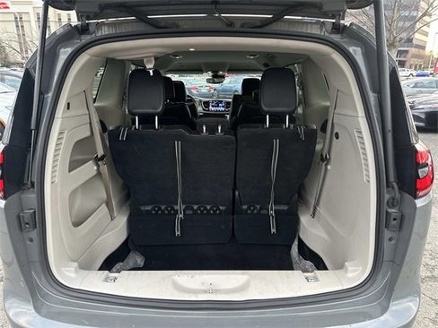 Certified 2023 Chrysler Pacifica Touring-L image 15