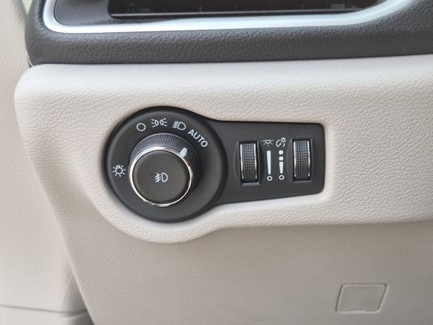 Used 2023 Chrysler Pacifica Touring-L image 22