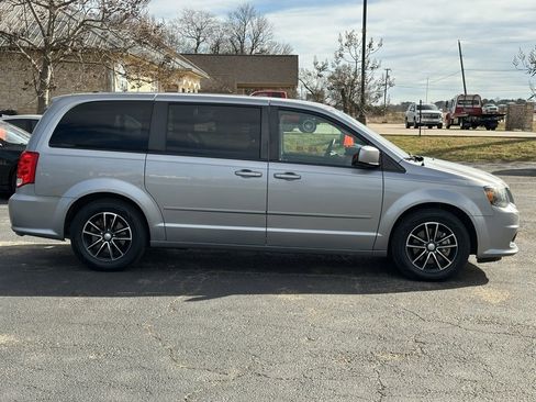 Used 2017 Dodge Grand Caravan SE image 4
