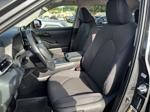 Certified 2025 Toyota Highlander LE FWD image 26