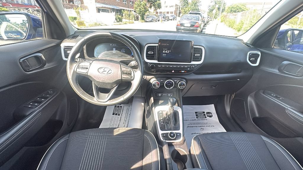 Used 2025 Hyundai Venue Limited FWD image 28