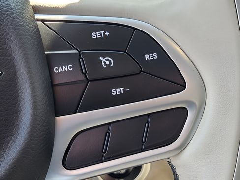 Used 2018 Chrysler Pacifica Limited FWD image 26
