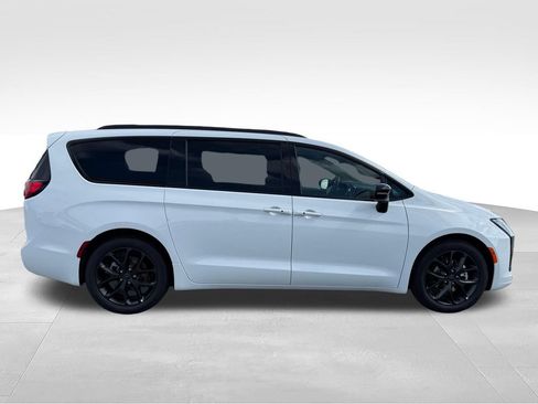 New 2027 Chrysler Pacifica Limited FWD image 28