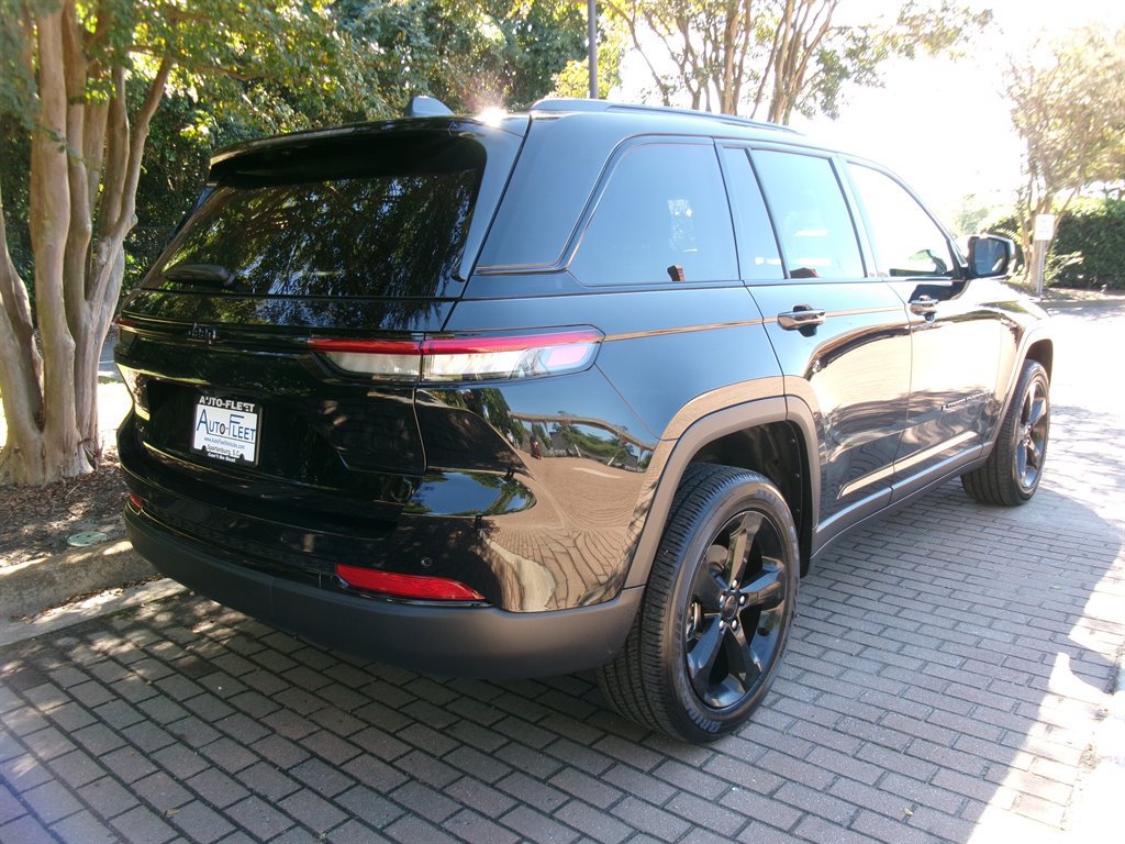 Used 2025 Jeep Grand Cherokee Altitude AWD/4WD image 8
