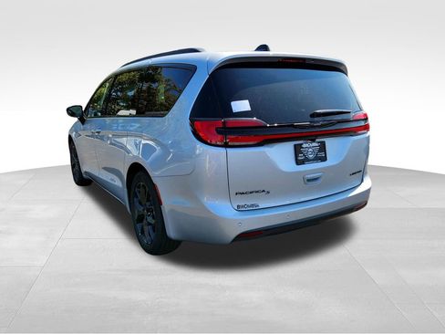 New 2026 Chrysler Pacifica Limited w/ Uconnect Theater Family Group image 5