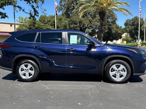 Used 2023 Toyota Highlander LE AWD/4WD image 2